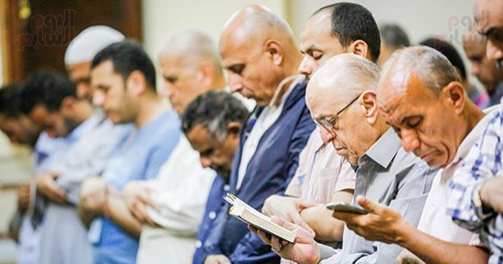 حكم قراءة القرآن من المصحف أو الهاتف أثناء الصلاة 